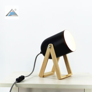 Lámpara de mesa de madera de estilo industrial con pantalla de metal