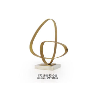 Decoración irregular de metal con base de mármol.