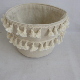 Canasto de tela con borlas