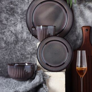 Vajilla con forma de rayas en esmalte reactivo negro